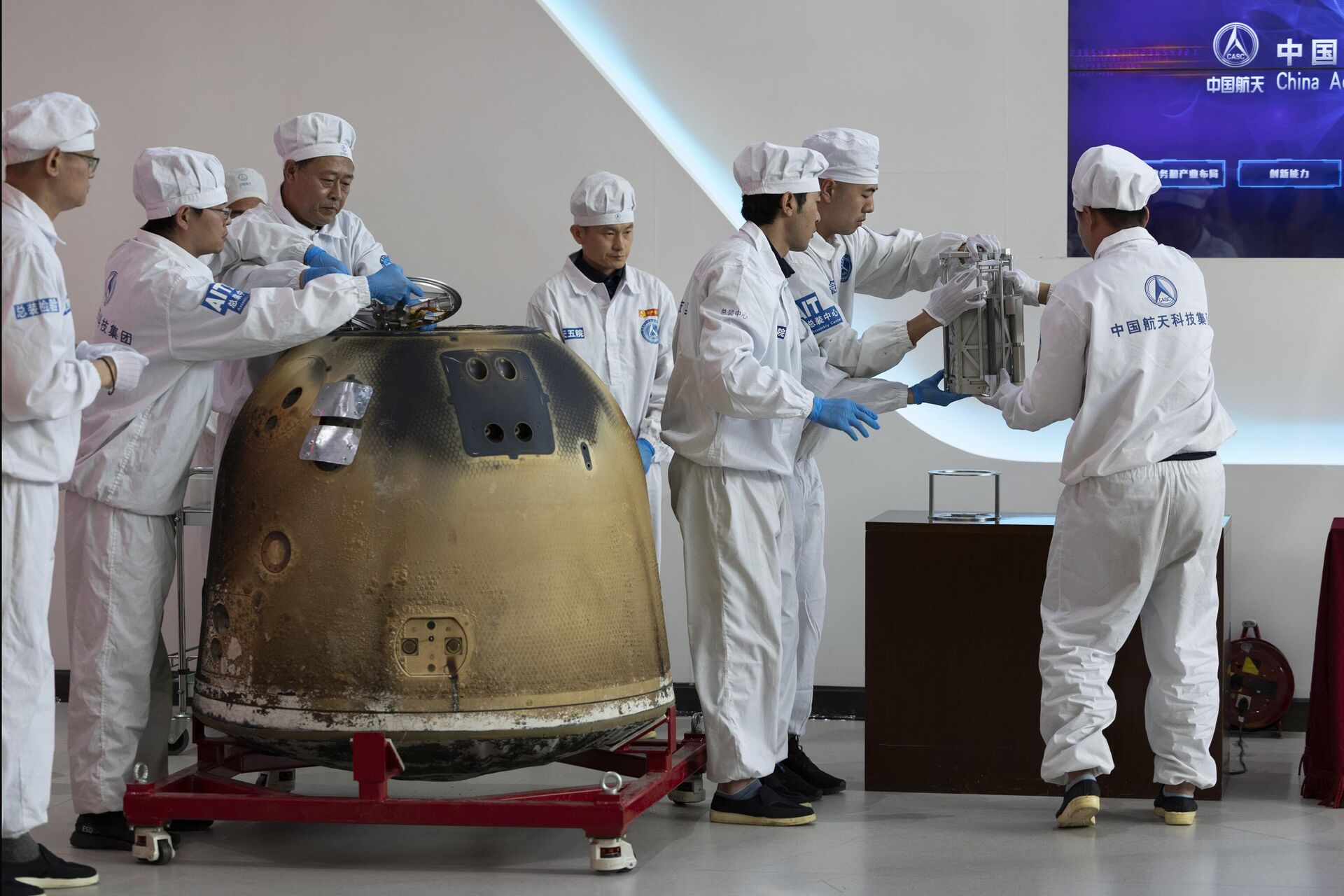 Kineska sonda Čang’e-6 donela je 1.935,3 grama materijala sa udaljene strane Meseca - Sputnik Srbija, 1920, 30.06.2024
