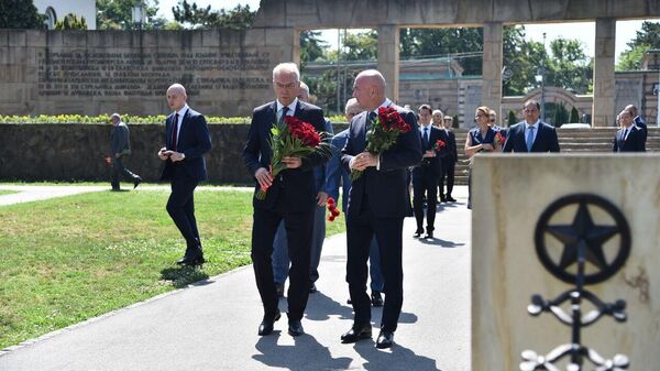 Aleksandar Gruško i Nenad Popović položili vence na Spomen-groblju oslobodilaca Beograda - Sputnik Srbija