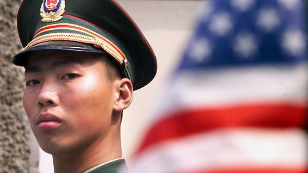 Кинески војник стоји поред америчке заставе - Sputnik Србија