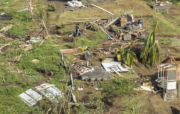 Према информацијама Си-Ен-Ена (ЦНН) на Јамајци је погинула једна жена након што је стабло пало на њену кућу. - Sputnik Србија