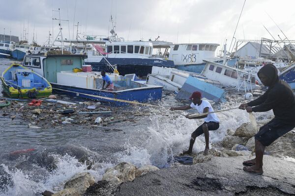 Ураган је, пре него што се спустио на Јамајку, убио најмање седам људи- три особе у Венецуели, три у Гренади и једна особа у Сент Винсенту и Гренадинима. - Sputnik Србија