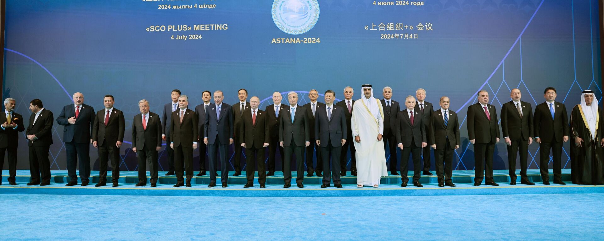 Заједничка фотографија чланова делегација чланица ШОС, држава-посматрача Асоцијације и партнера на Самиту у Астани - Sputnik Србија, 1920, 31.08.2025