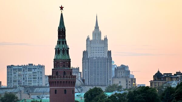 Кула московског Кремља и зграда Министарства спољних послова Русије - Sputnik Србија
