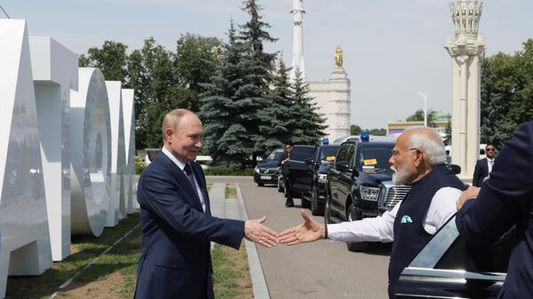 Vladimir Putin i Narendra Modi na izložbi Rusija - Sputnik Srbija