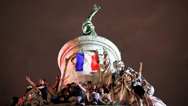 Francuzi u centru Pariza posle objavljivanja rezultata drugog kruga parlamentarnih izbora. - Sputnik Srbija