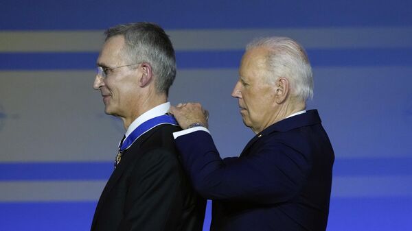 Јенс Столтенберг и Џозеф Бајден на самиту НАТО. - Sputnik Србија