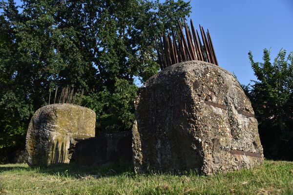 У непосредној близини Сајмишта налази се спомен обележје Главе 1941-1945, потресно вајарско дело Томислава Тодоровића исклесано од масивних стубова улазне капије логора Старо Сајмиште - Sputnik Србија