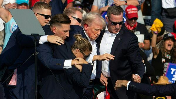 Republikanski predsednički kandidat Donald Tramp nakon pokušaja atentata na mitingu u Pensilvaniji - Sputnik Srbija