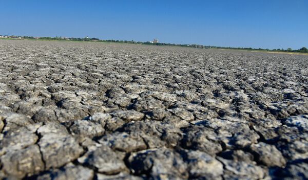 Opadanje nivoa jezerske vode velikim delom vrši se isparavanjem površinske i plitke podzemne vode, a potpuni gubitak vode javlja se tokom dugotrajnog toplog perioda bez padavina - Sputnik Srbija