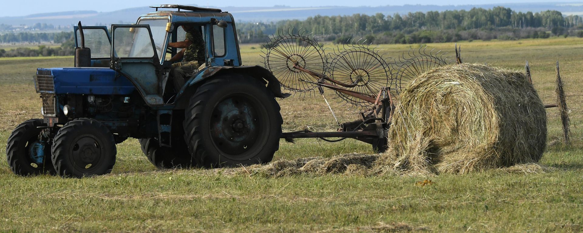 Traktor kupi seno - Sputnik Srbija, 1920, 06.05.2026