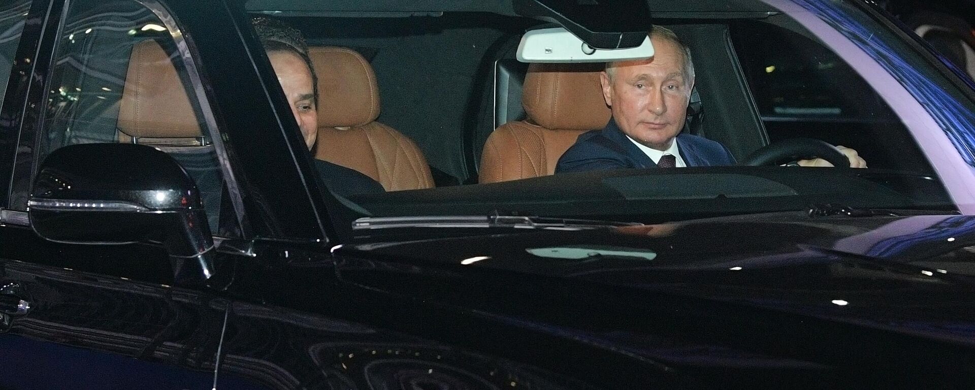 Predsednik Rusije Vladimir Putin za volanom automobila aurus - Sputnik Srbija, 1920, 17.07.2024