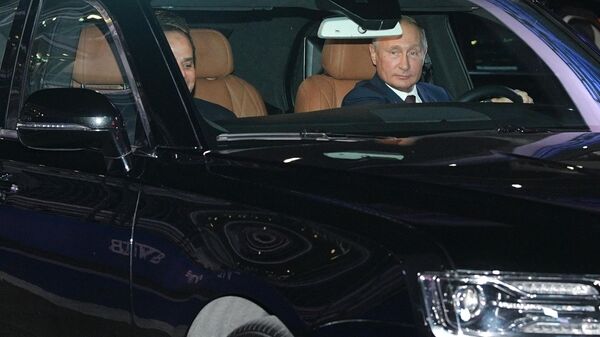 Predsednik Rusije Vladimir Putin za volanom automobila aurus - Sputnik Srbija