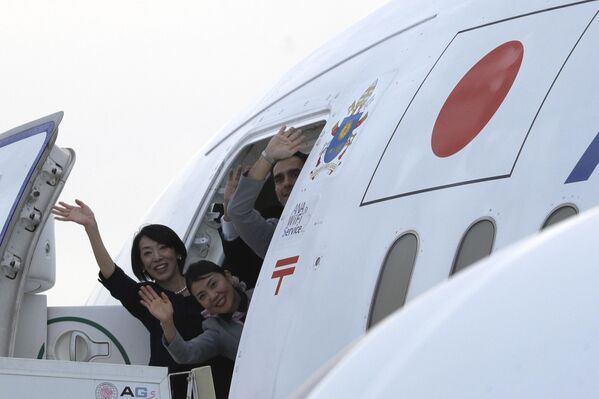 Stjuardese pozdravljaju papu  nakon što je izašao iz aviona na kraju svog putovanja u Tajland i Japan, na rimskom međunarodnom aerodromu. - Sputnik Srbija