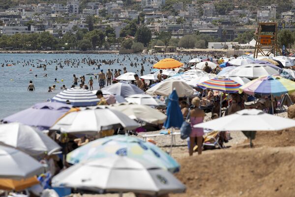 Plaže u Grčkoj prepune su lokalaca i turista. - Sputnik Srbija