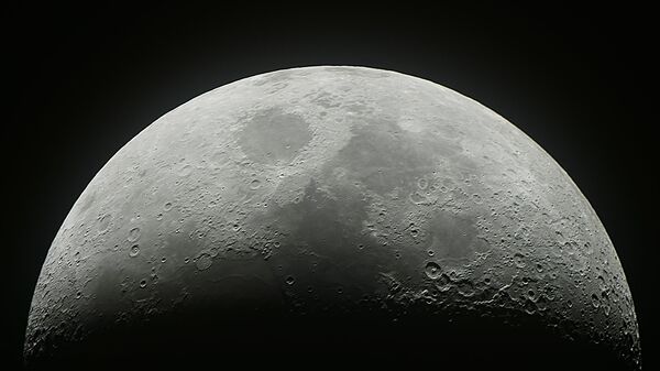 Растущая луна в небе над Москвой - Sputnik Србија