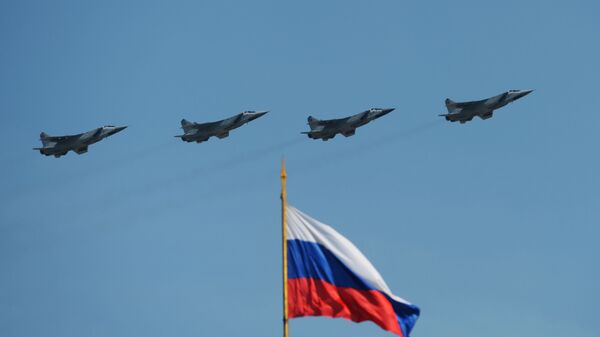 Истребители-перехватчики МиГ-31 БМ во время воздушной части военного парада в Москве - Sputnik Србија
