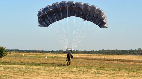 Na vojnom aerodromu „Narednik-pilot Mihajlo Petrović“ u Nišu održana je realizacija više padobranske obuke pripadnika 63. padobranske brigade  - Sputnik Srbija