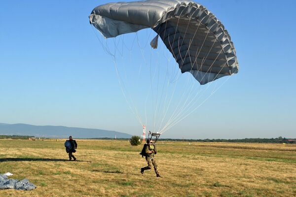 За успешан завршетак обуке полазници треба да усвоје знања о специјалним падобранима, о стабилности тела у слободном паду, метеорологији, физиолошком и психолошком оптерећењу, као и да се оспособе за рад у ваздухоплову, правилно ношење наоружања и опреме и скокове специјалним падобраном на терене малих димензија. - Sputnik Србија