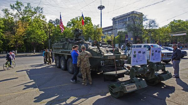Горожане осматривают бронированную инженерную машину M1132 ESV Stryker вооруженных сил США в Кишиневе - Sputnik Србија