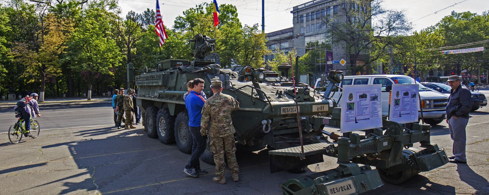 Gorožane osmatrivaюt bronirovannuю inženernuю mašinu M1132 ESV Stryker vooružennыh sil SŠA v Kišineve - Sputnik Srbija, 1920, 18.07.2024