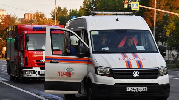 Avtomobili эkstrennыh služb na meste proisšestviя, gde proizošla ataka bespilotnika na Komsomolьskom prospekte v Moskve - Sputnik Srbija