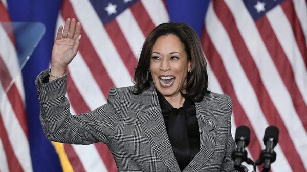 Vice-prezident Kamala Harris vыstupaet v Okružnom sovete Meždunarodnogo soюza hudožnikov i smežnыh professiй, SŠA - Sputnik Srbija