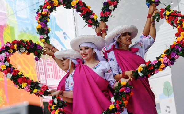 Zvanično otvaranje festivala na kome će posetioci moći da urone u atmosferu najživopisnijih predela sveta održano je u Vrtu Ermitaž.  - Sputnik Srbija