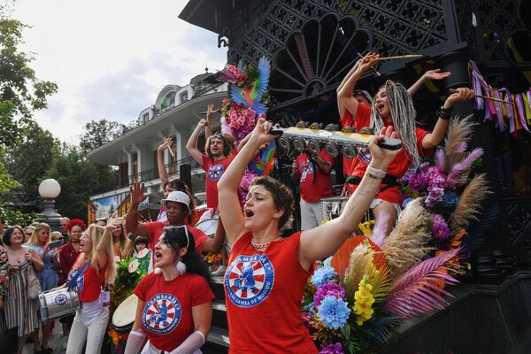 Festival je prilika da Moskovljani i gosti prestonice čuju latinoameričke muzičke hitove, zaplešu uz energične ritmove bačate i salse, naprave svoju pinjatu, hvatač snova i kubanske perle, ali i da probaju  nacionalna jela. - Sputnik Srbija