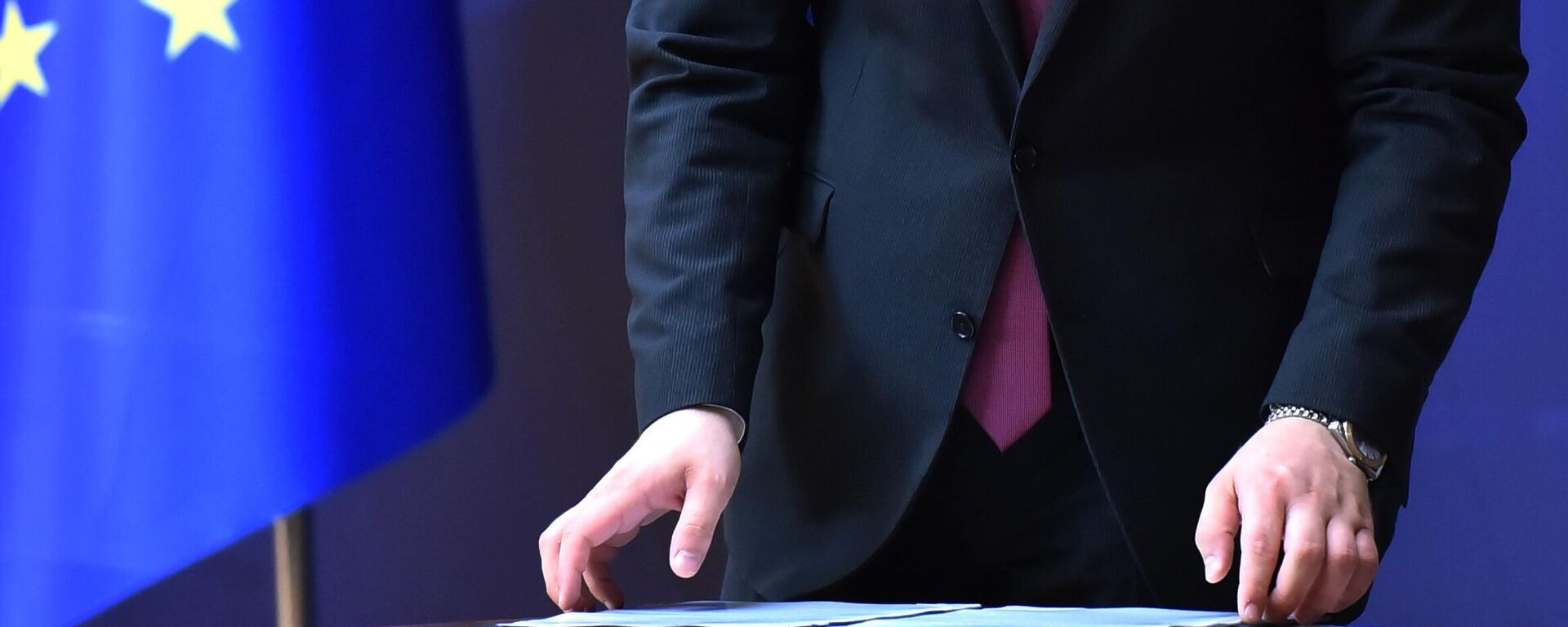 Sporazum spreman za potpisivanje na stolu pored zastave EU - Sputnik Srbija, 1920, 08.11.2025