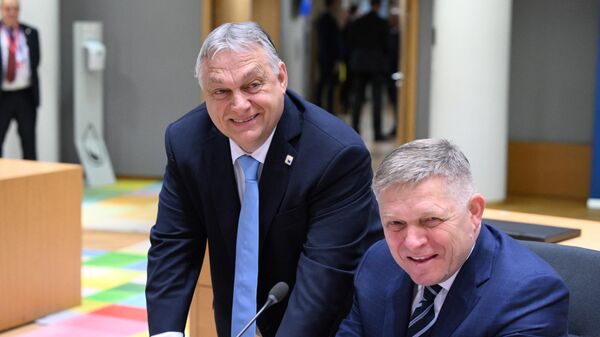 Premijeri Mađarske i Slovačke, Viktor Orban i Robert Fico, na samitu EU u Briselu - Sputnik Srbija