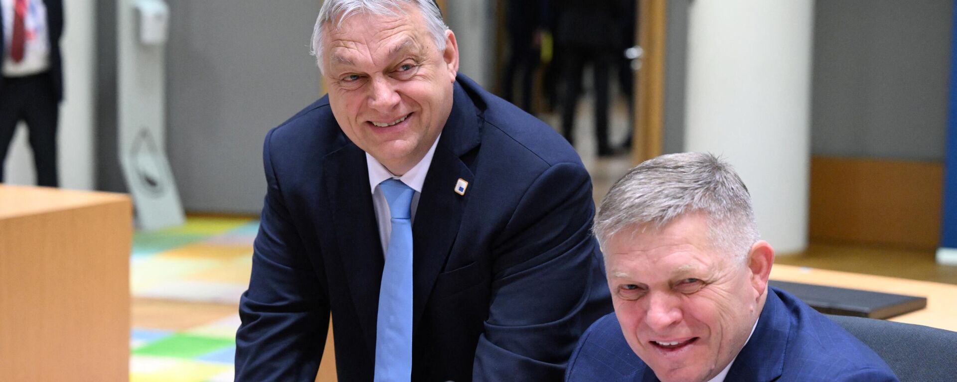 Premijeri Mađarske i Slovačke, Viktor Orban i Robert Fico, na samitu EU u Briselu - Sputnik Srbija, 1920, 23.07.2024