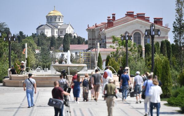 Mitropolit Simferopoljski i Krimski Tihon (Ševkunov), predsedavajući u Patrijaršijskom odboru za kulturu, istakao je da se kao rezultat rada koji je trajao godinu i osam meseci, na vrhu drevnog grada pojavio „drugi grad“ na površini od oko 22,4 hektara u obliku kompleksa od više od 10 zgrada, uključujući tri muzeja, dva turistička centra, amfiteatar, hram-park, hoteli, itd. - Sputnik Srbija