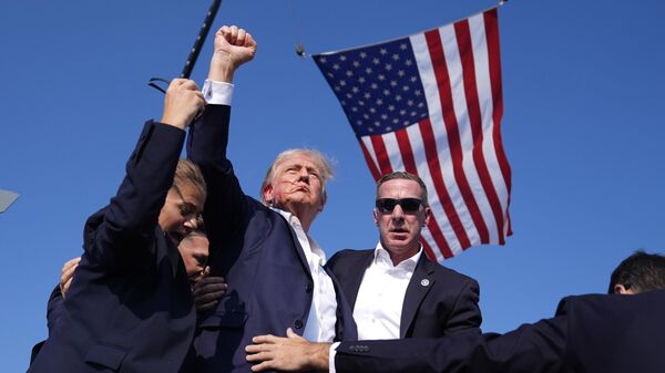 Бивши амерички председник Доналд Трамп након покушаја атентата на митингу у Пенсилванији - Sputnik Србија