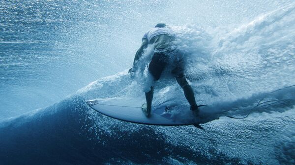 Серфингист во время тренировки у острова Таити Французской Полинезии - Sputnik Србија