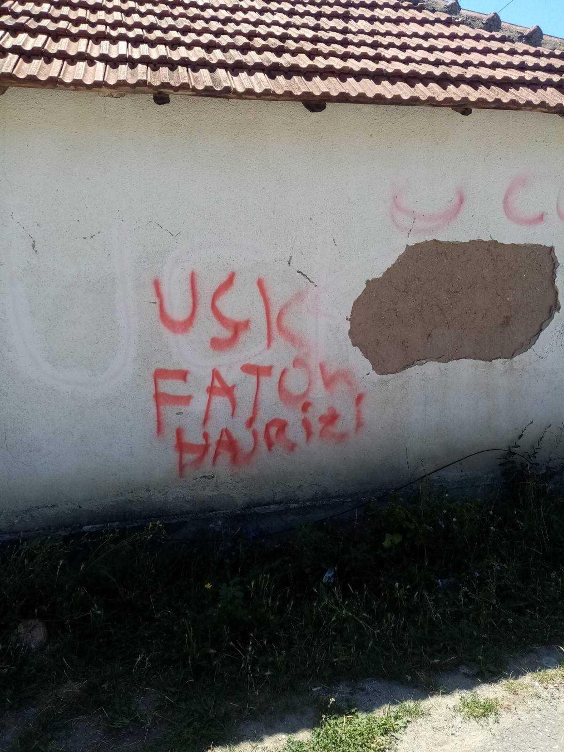 Grafiti UČK i ime teroriste Fatona Hajrizija ispisani na kući porodice Đurković  - Sputnik Srbija, 1920, 18.08.2024