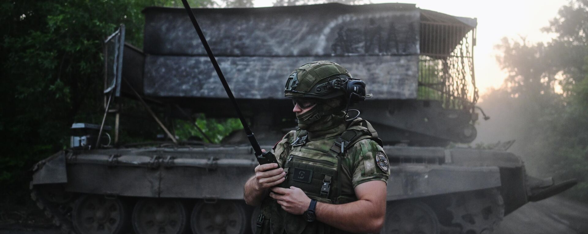 Руски војник поред ракетног система ТОС-1А Сонцепјок у зони специјалне војне операције - Sputnik Србија, 1920, 29.07.2024