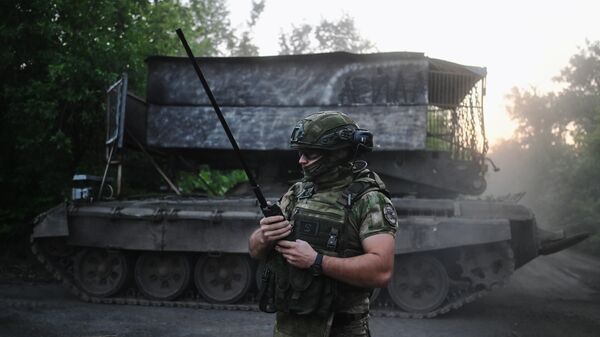 Руски војник поред ракетног система ТОС-1А Сонцепјок у зони специјалне војне операције - Sputnik Србија