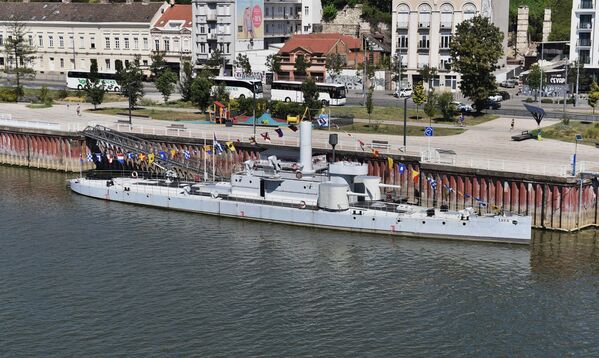 Сведок бурне историје, симбол непобедивости Србије и уједно непроцењиво културно добро наше земље, речни монитор &quot;Сава&quot; укотвљен испод Бранковог моста, попут руске „Ауроре“  приповеда о славној прошлости једног православног народа. Брод-музеј  је отворен за посетиоце сваког дана( осим понедељка) од 10:00 до 17.00 часова - Sputnik Србија