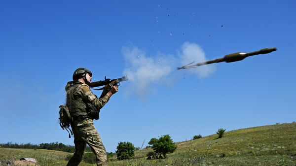 Russian serviceman of the Central Military District's assault unit takes part in a combat training in the Avdeyevka area - Sputnik Srbija