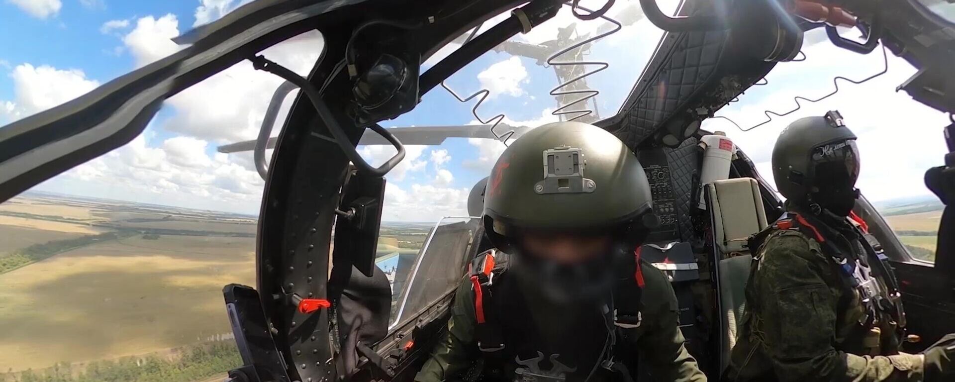 Эkipaž vertoleta Ka-52 Alligator vыpolnяet boevoe zadanie  - Sputnik Srbija, 1920, 16.08.2024