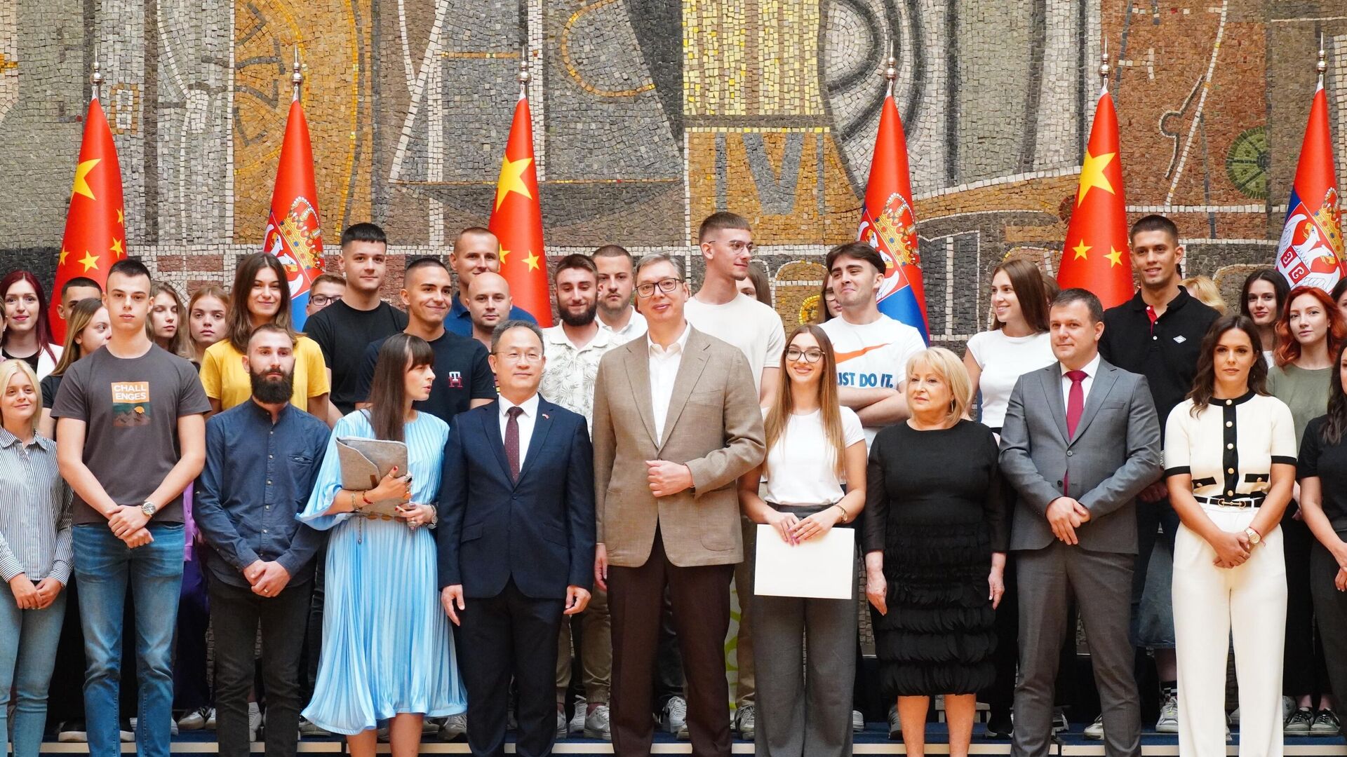 Predsednik Aleksandar Vučić sa srpskim studentima i srednjoškolcima koji putuju u Kinu. - Sputnik Srbija, 1920, 08.08.2024