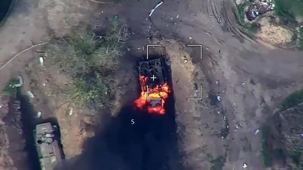 Primenenie modernizirovannogo barražiruющego boepripasa Lancet protiv voennoй tehniki VSU v zone provedeniя specoperacii - Sputnik Srbija