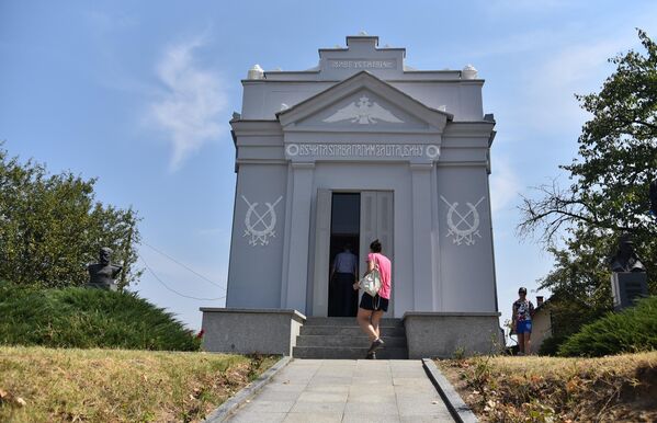 Северно од костурнице, у некадашњој капели, након Другог светског рата Народни музеј из Шапца поставио је  изложбу посвећену Церској бици. Поставка је својеврсни час историје који говори о страдању једног народа,  херојству српског војника и поразу непријатеља - Sputnik Србија