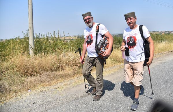 Из Аустралије на Текериш. Два пријатеља, од којих један живи у далекој Аустралији, а други у Србији, обучени у мајице са ликом војводе Радомира Путника (коме је овогодишњи марш посвећен) пешаче у част предака који су пре сто десет година својом крвљу исписали странице историје.  - Sputnik Србија