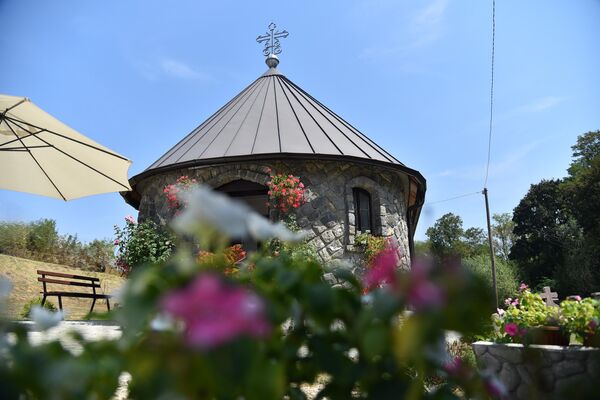 У непосредној близини спомен-комплекса у Текеришу налази се Црква Светог пророка Илије. У црквеној порти се налази неколико споменика погинулих ратника у Балканским и Првом светском рату - Sputnik Србија