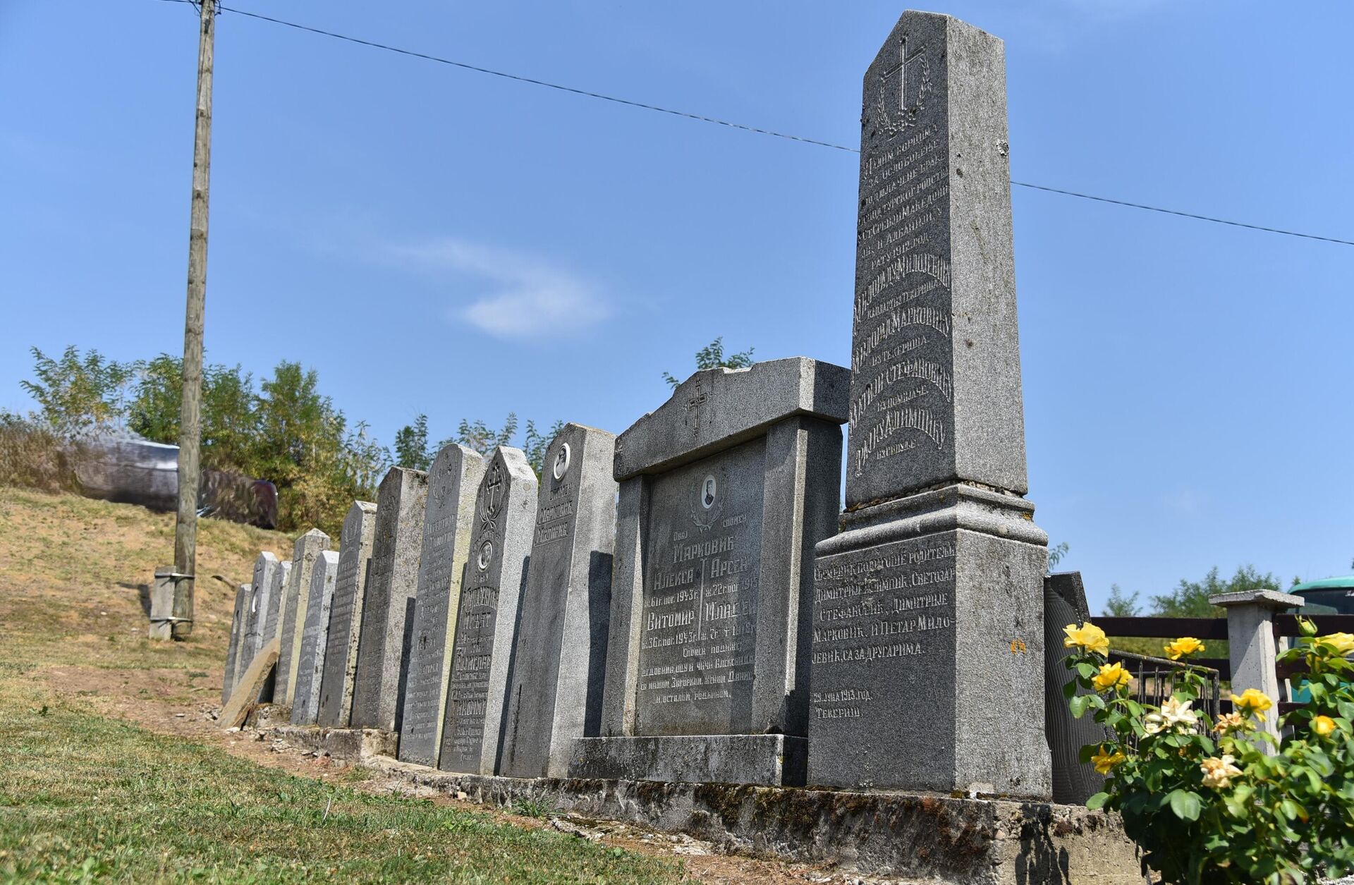 У црквеној порти се налази гроб свештеника који је први служио у цркви и споменици погинулих ратника у Балканским и Првом светском рату. - Sputnik Србија, 1920, 24.07.2025