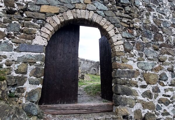 Бедеми утврђења дебели и до два метра,показују вештину тадашњих градитеља који су успели да искористе природну конфигурацију терена и створе готово неосвојиву тврђаву. Улаз у град  био је могућ само кроз једну капију, што је додатно олакшавало одбрану и контролу приступа - Sputnik Србија