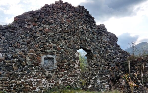 Неретко маглом обавијено, по чему је и име добило, у срцу импресивне Ибарске клисуре уздигнуто на 550 метара надморске висине, небу под облацима, угнездило се утврђење о чијем се постанку мало тога зна - Sputnik Србија