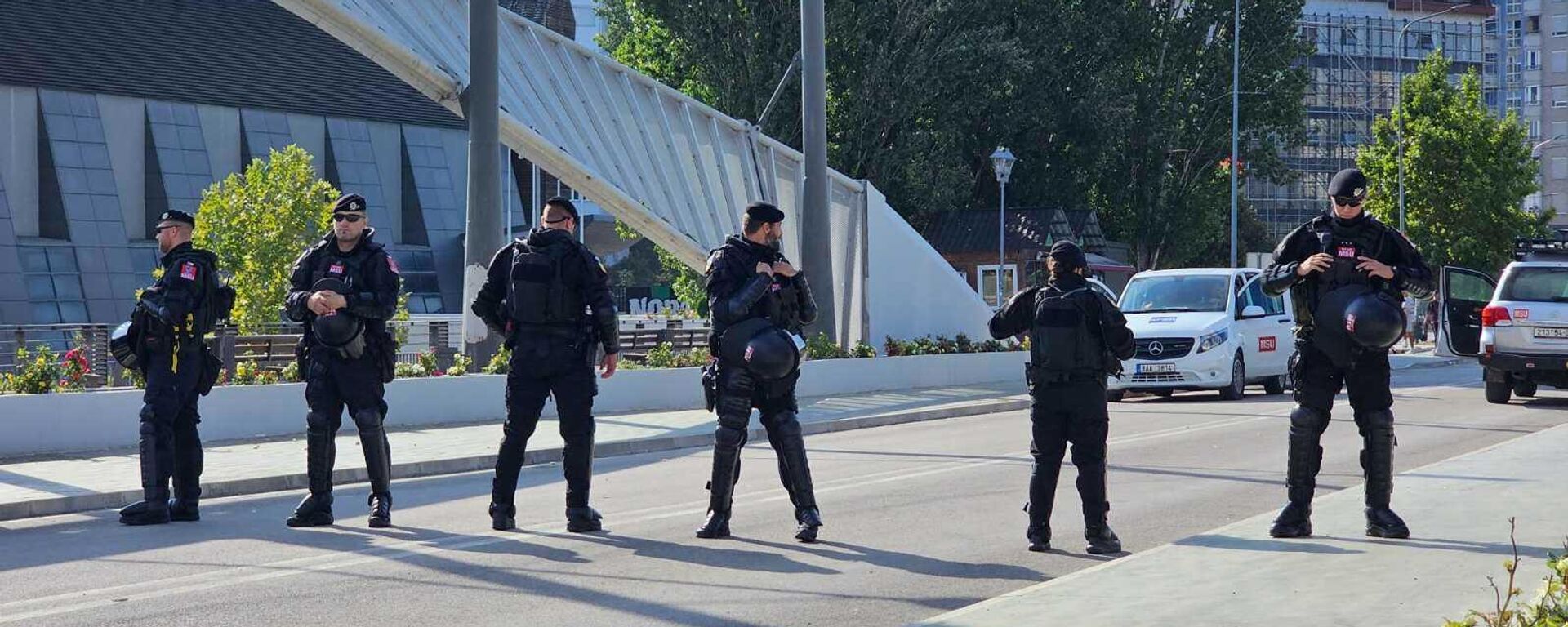 Pripadnici Kfora na glavnom mostu na Ibru - Severna Mitrovica - Sputnik Srbija, 1920, 10.09.2024