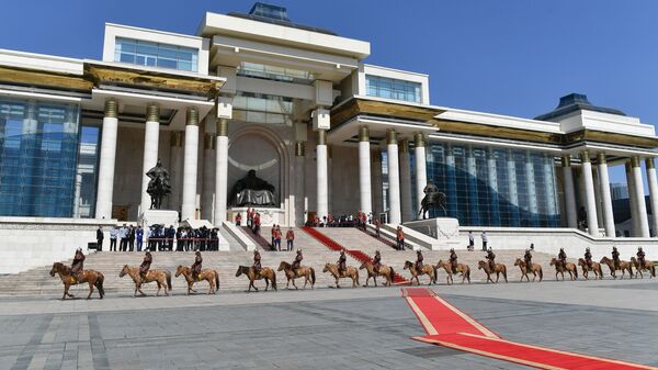 Почетный караул выстраивается у Государственного дворца на площади имени Д. Сухэ-Батора в Улан-Баторе - Sputnik Србија